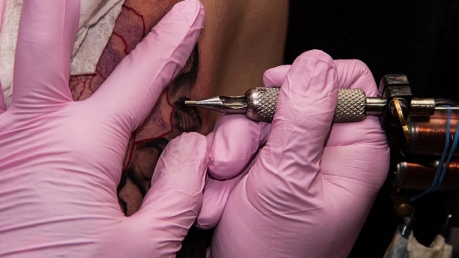 Un hombre haciendo un tatuaje Un hombre haciendo un tatuaje