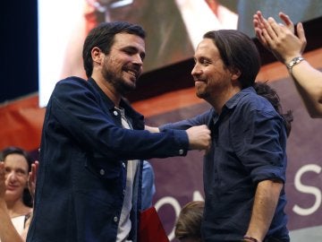 Los candidatos de Unidos Podemos, Alberto Garzón (i) y Pablo Iglesias