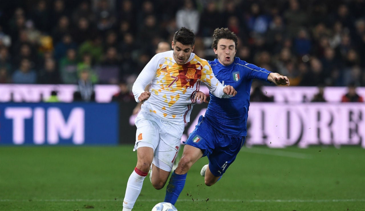 Morata corre con Darmian Morata corre con Darmian