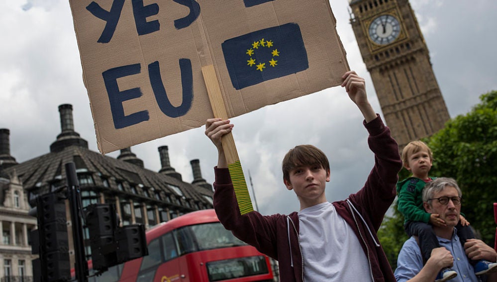 Joven clama contra el Brexit
