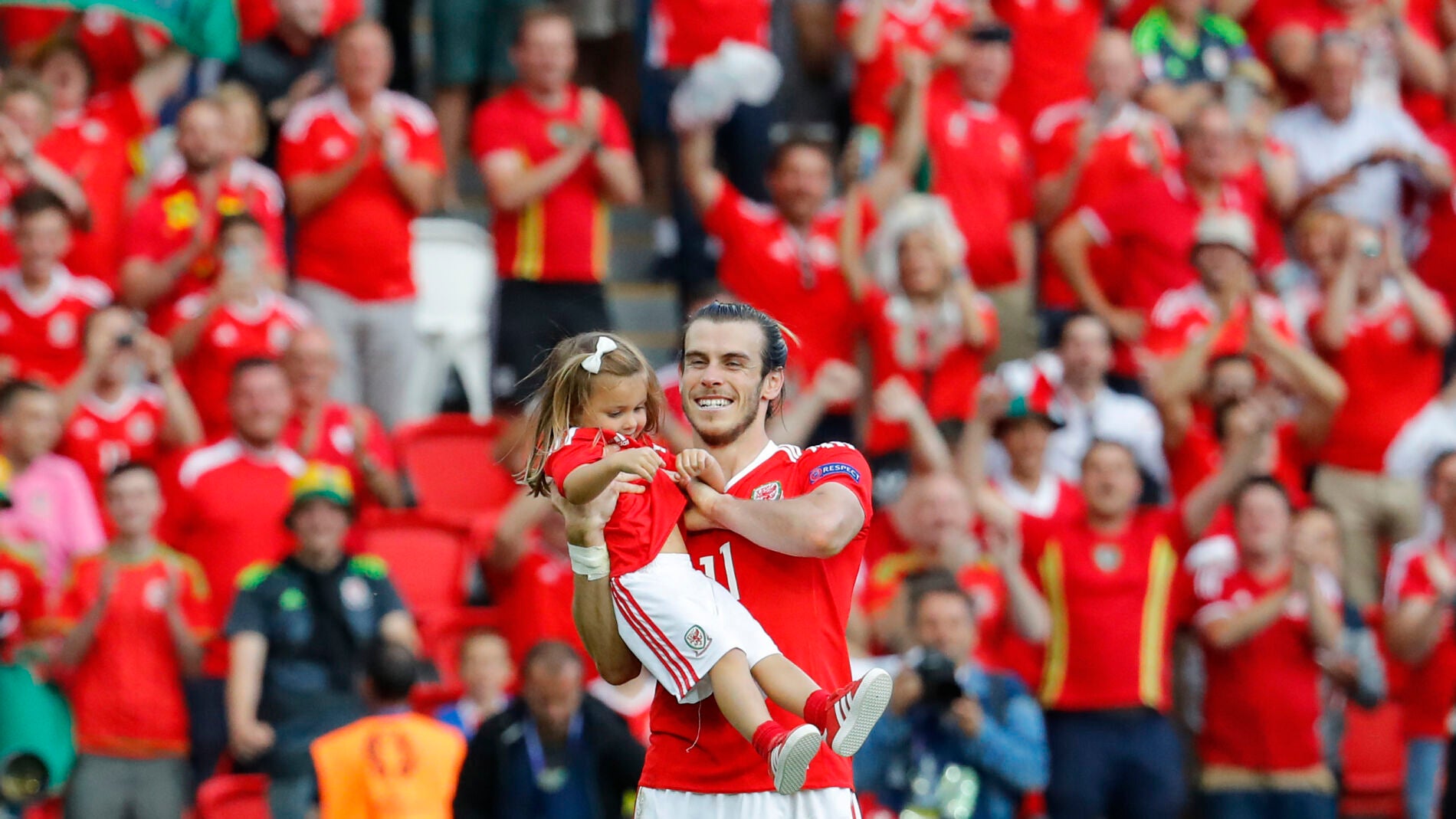 Gareth Bale, con su hija sobre el c&eacute;sped del Parque de los Pr&iacute;ncipes