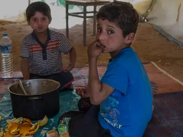 Los pequeños malviven en un campamento de refugiados Los pequeños malviven en un campamento de refugiados