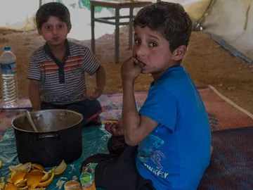 Los pequeños malviven en un campamento de refugiados Los pequeños malviven en un campamento de refugiados