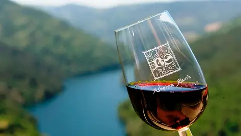Vino con denominación de origen de la Ribeira Sacra Vino con denominación de origen de la Ribeira Sacra