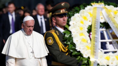 El Papa pide que no se repitan tragedias como el genocidio armenio durante su visita al país