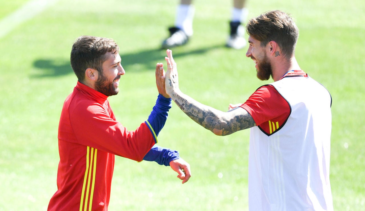 Ramos choca la mano con Jordi Alba Ramos choca la mano con Jordi Alba