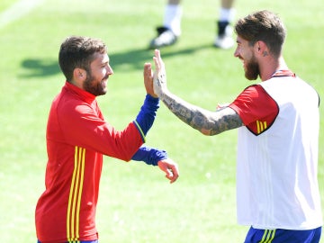 Ramos choca la mano con Jordi Alba