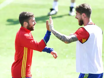 Ramos choca la mano con Jordi Alba Ramos choca la mano con Jordi Alba
