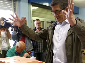 Patxi López deposita su voto Patxi López deposita su voto