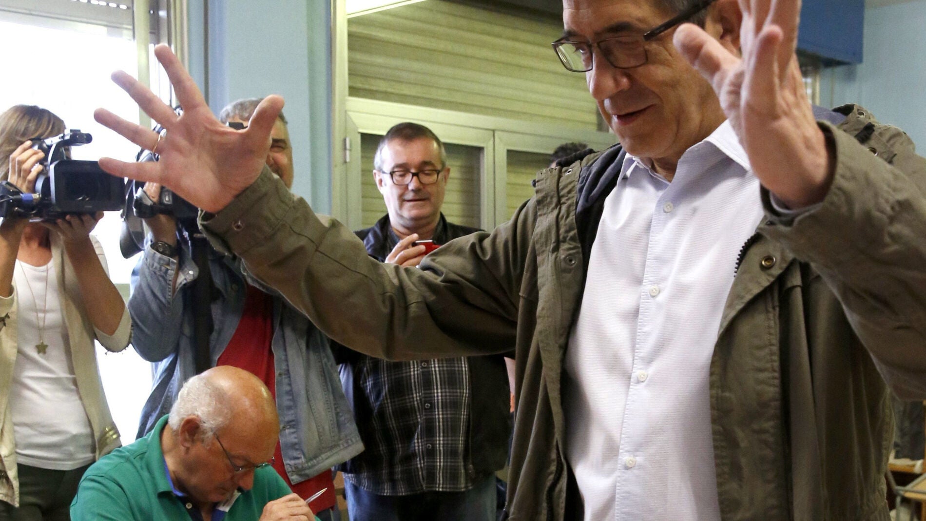 Patxi L&oacute;pez deposita su voto