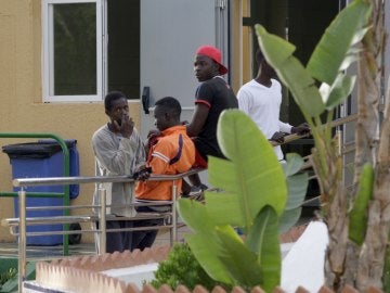 Inmigrantes subsaharianos en el CETI de Melilla