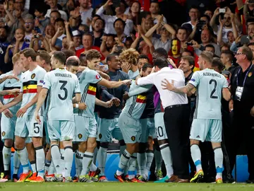 Bélgica, un apiña celebrando uno de los cuatro goles ante Hungría Bélgica, un apiña celebrando uno de los cuatro goles ante Hungría