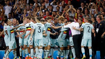 Bélgica, un apiña celebrando uno de los cuatro goles ante Hungría