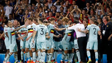 Hazard comanda la exhibición de Bélgica ante Hungría camino a cuartos 