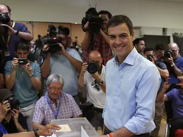Pedro Sánchez votando Pedro Sánchez votando