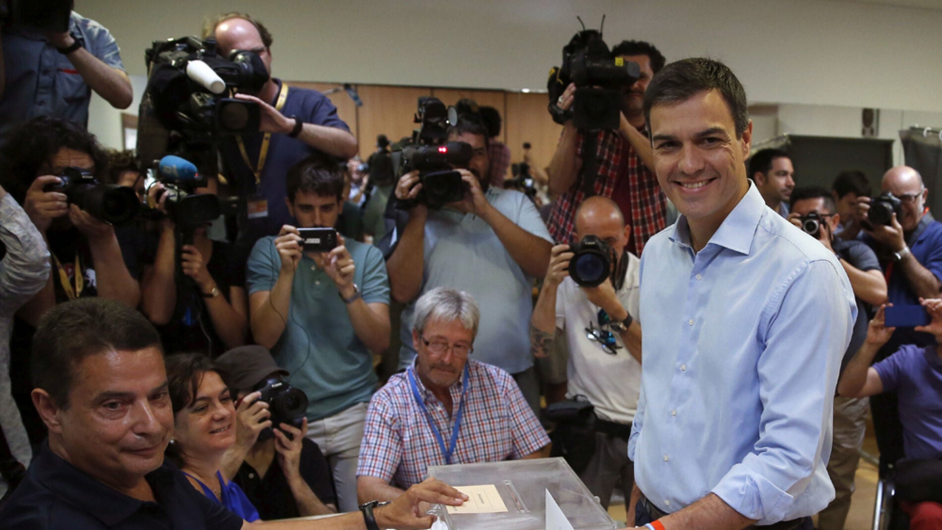 Pedro S&aacute;nchez votando