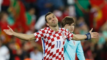 Darijo Srna, gesticula en un partido de la Eurocopa