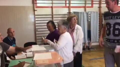 Frame 6.693933 de: En Marea estudia impugnar la mesa en la que votan los residentes del asilo de Cambados por "carreteo" de votos