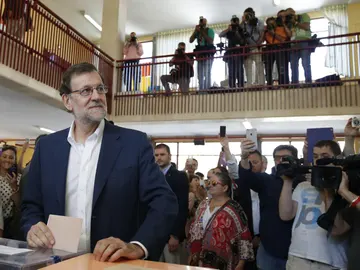 Mariano Rajoy deposita su voto Mariano Rajoy deposita su voto