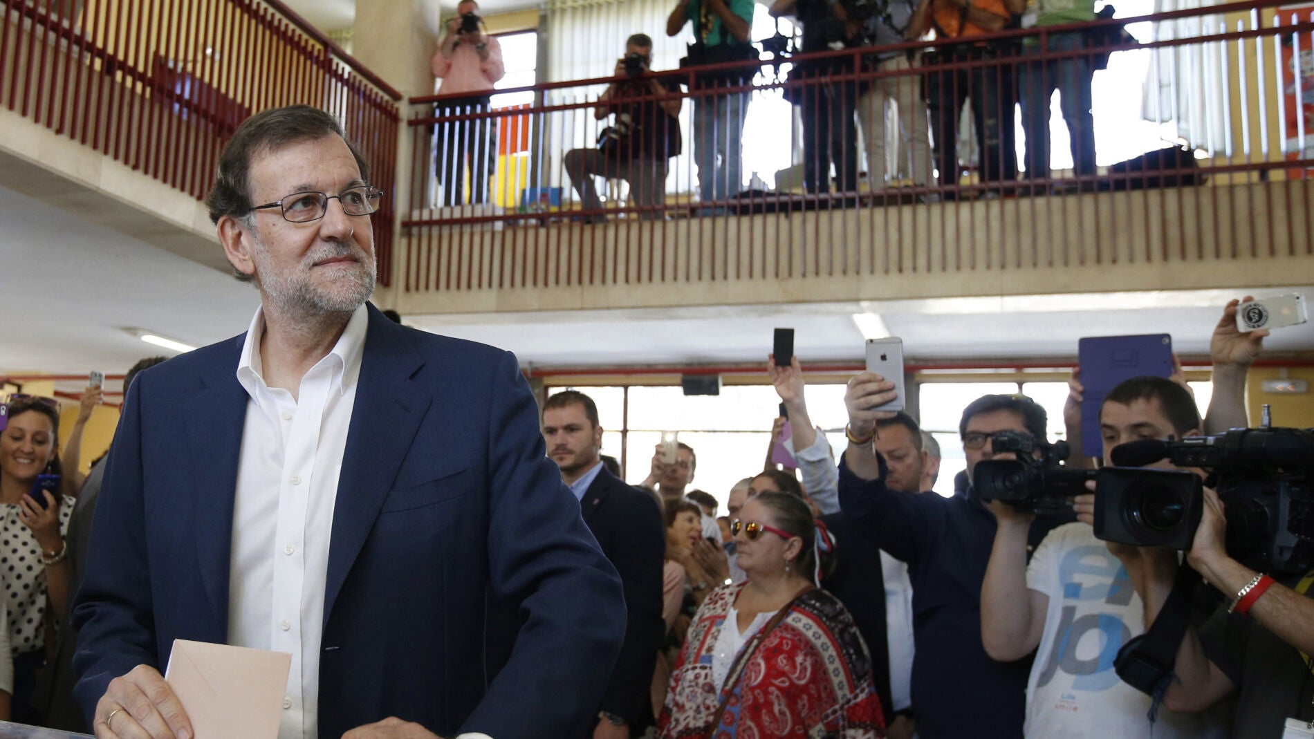 Mariano Rajoy deposita su voto