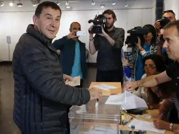 Arnaldo Otegi deposita su voto Arnaldo Otegi deposita su voto