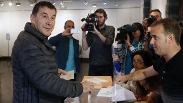 Arnaldo Otegi deposita su voto