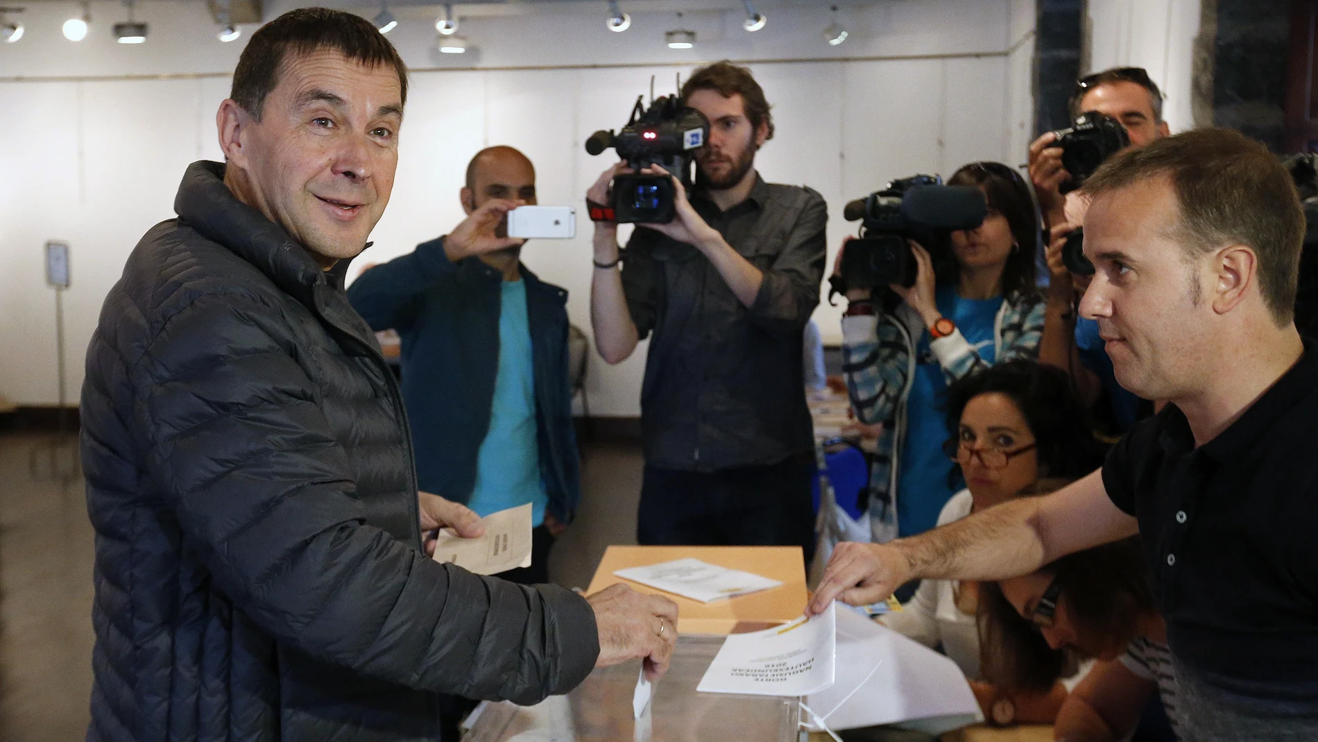 Arnaldo Otegi deposita su voto Arnaldo Otegi deposita su voto