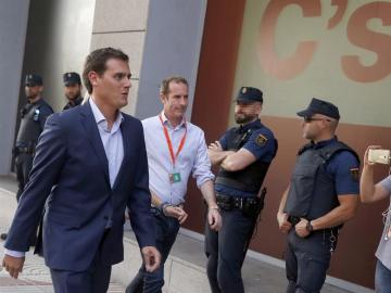 El líder de Ciudadanos, Albert Rivera, a su llegada a la sede de Ciudadanos