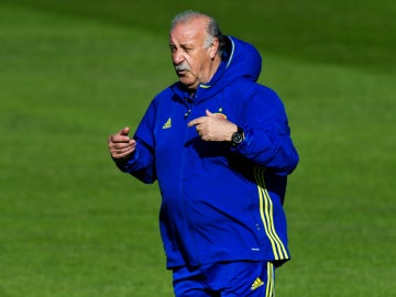 Del Bosque da instrucciones en un entrenamiento