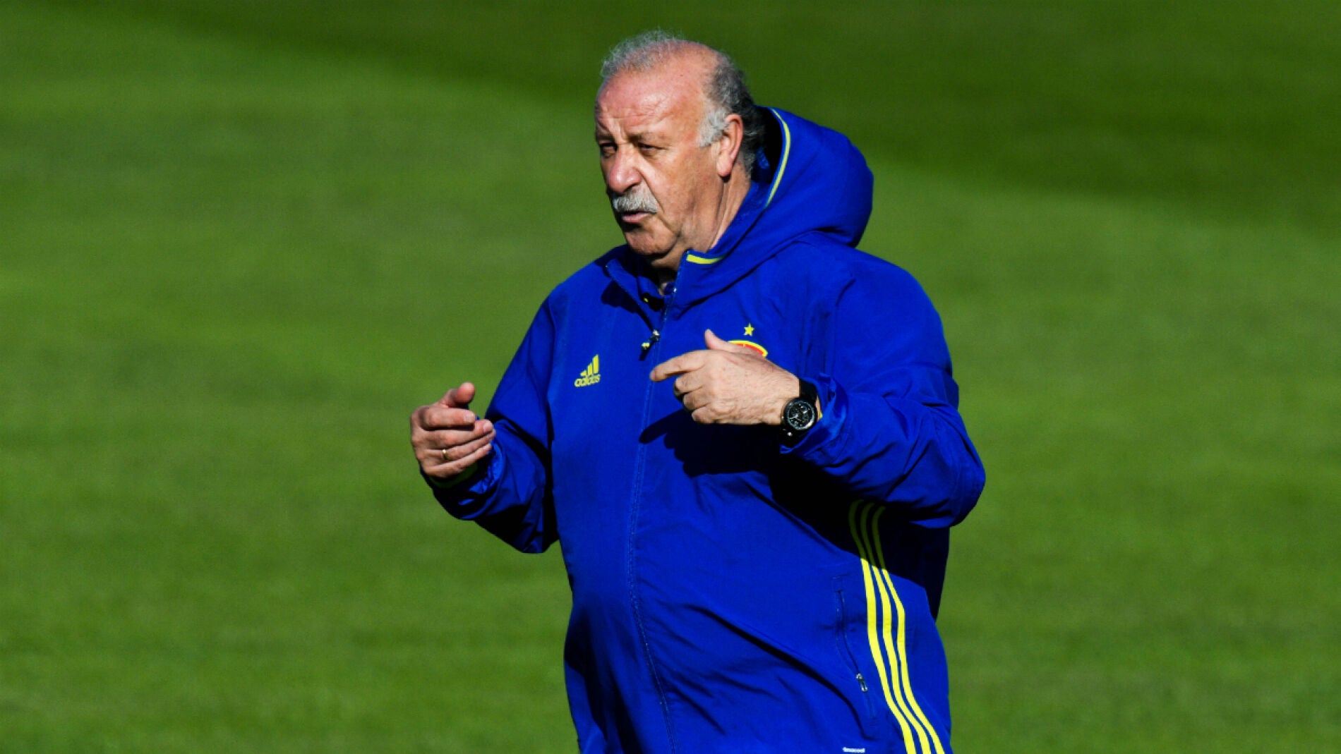 Del Bosque da instrucciones en un entrenamiento