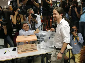 Pablo Iglesias deposita su voto Pablo Iglesias deposita su voto