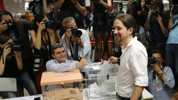 Pablo Iglesias deposita su voto
