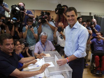 Pedro Sánchez deposita su voto