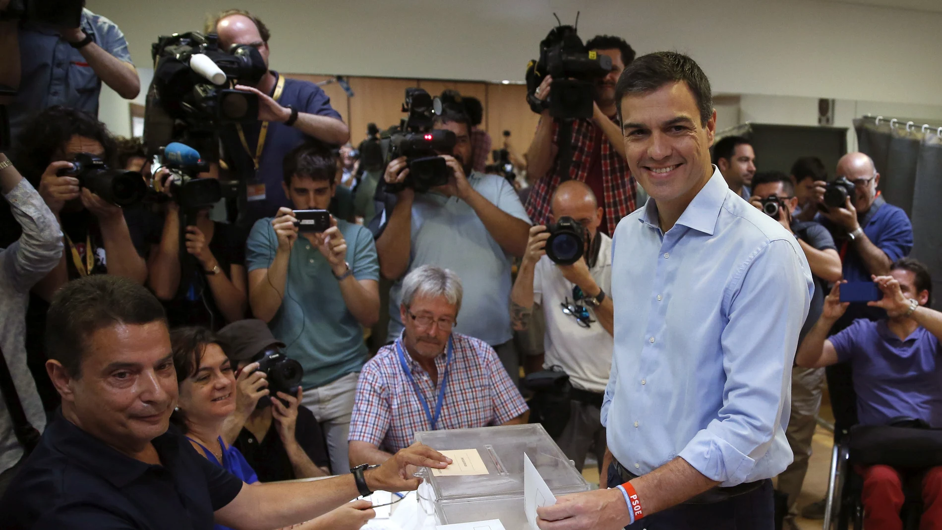 Pedro Sánchez deposita su voto Pedro Sánchez deposita su voto