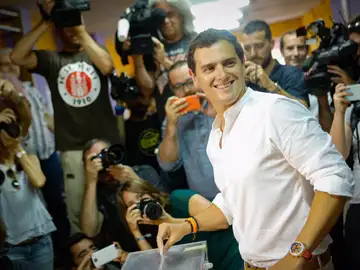 Albert Rivera deposita su voto Albert Rivera deposita su voto
