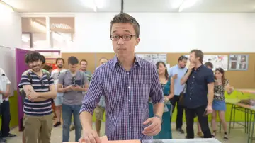 Íñigo Errejón deposita en su voto Íñigo Errejón deposita en su voto