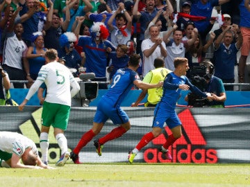Griezmann celebra uno de sus goles ante Irlanda