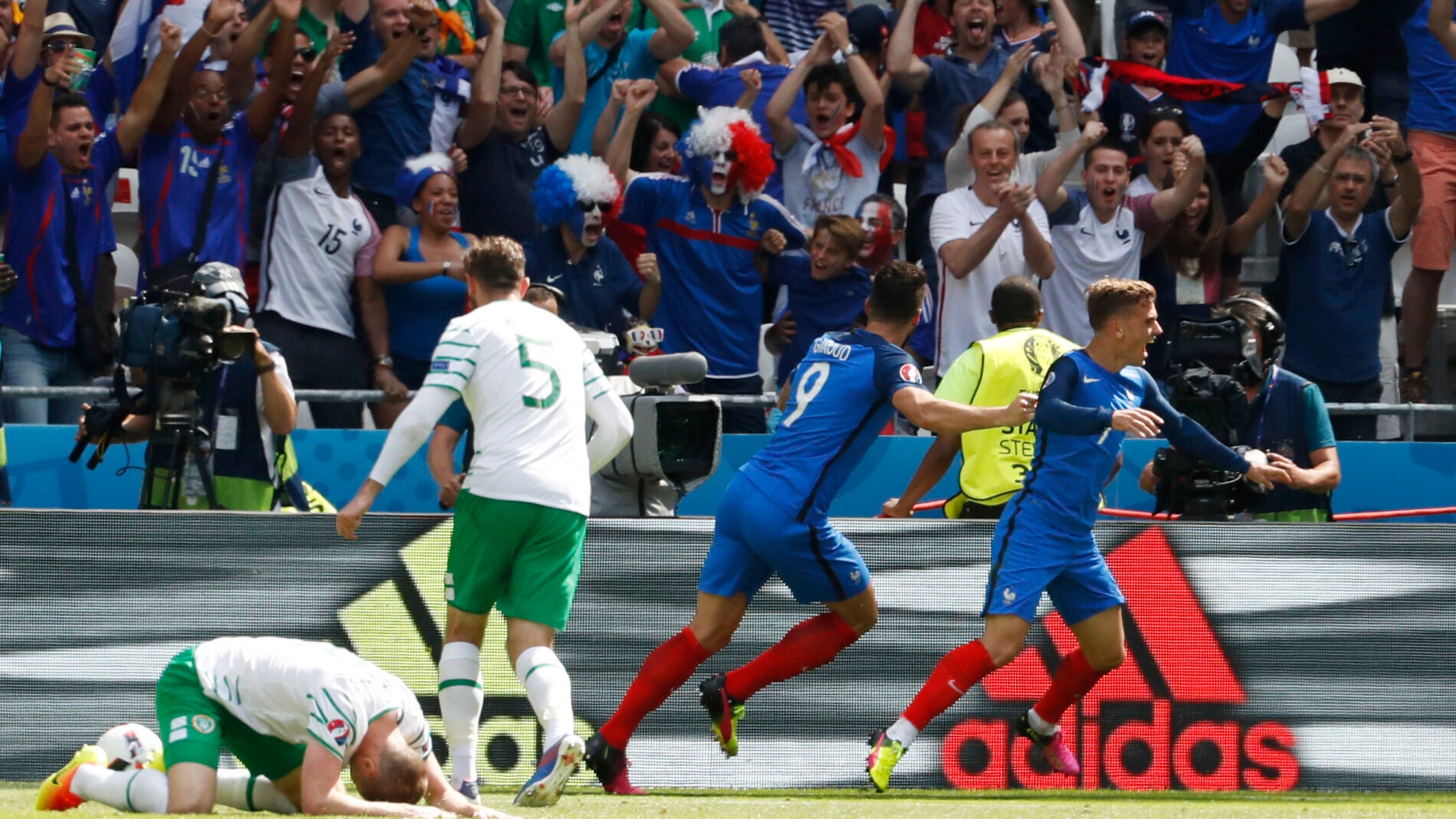 Griezmann celebra uno de sus goles ante Irlanda