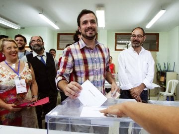 Alberto Garzón deposita su voto