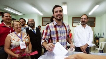 Alberto Garzón deposita su voto
