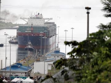 El buque Cosco Shipping Panamá realiza el tránsito inaugural por la esclusa de Agua Clara en el Canal de Panamá Ampliado