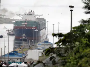El buque Cosco Shipping Panamá realiza el tránsito inaugural por la esclusa de Agua Clara en el Canal de Panamá Ampliado El buque Cosco Shipping Panamá realiza el tránsito inaugural por la esclusa de Agua Clara en el Canal de Panamá Ampliado