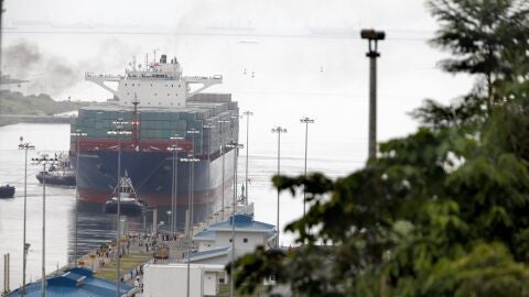 El buque Cosco Shipping Panam&aacute; realiza el tr&aacute;nsito inaugural por la esclusa de Agua Clara en el Canal de Panam&aacute; Ampliado