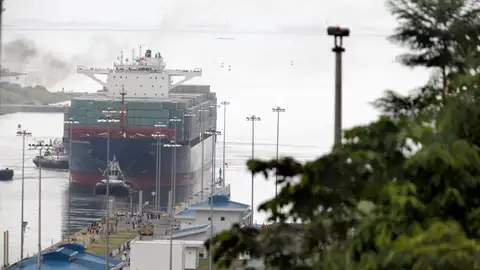 El buque Cosco Shipping Panamá realiza el tránsito inaugural por la esclusa de Agua Clara en el Canal de Panamá Ampliado El buque Cosco Shipping Panamá realiza el tránsito inaugural por la esclusa de Agua Clara en el Canal de Panamá Ampliado