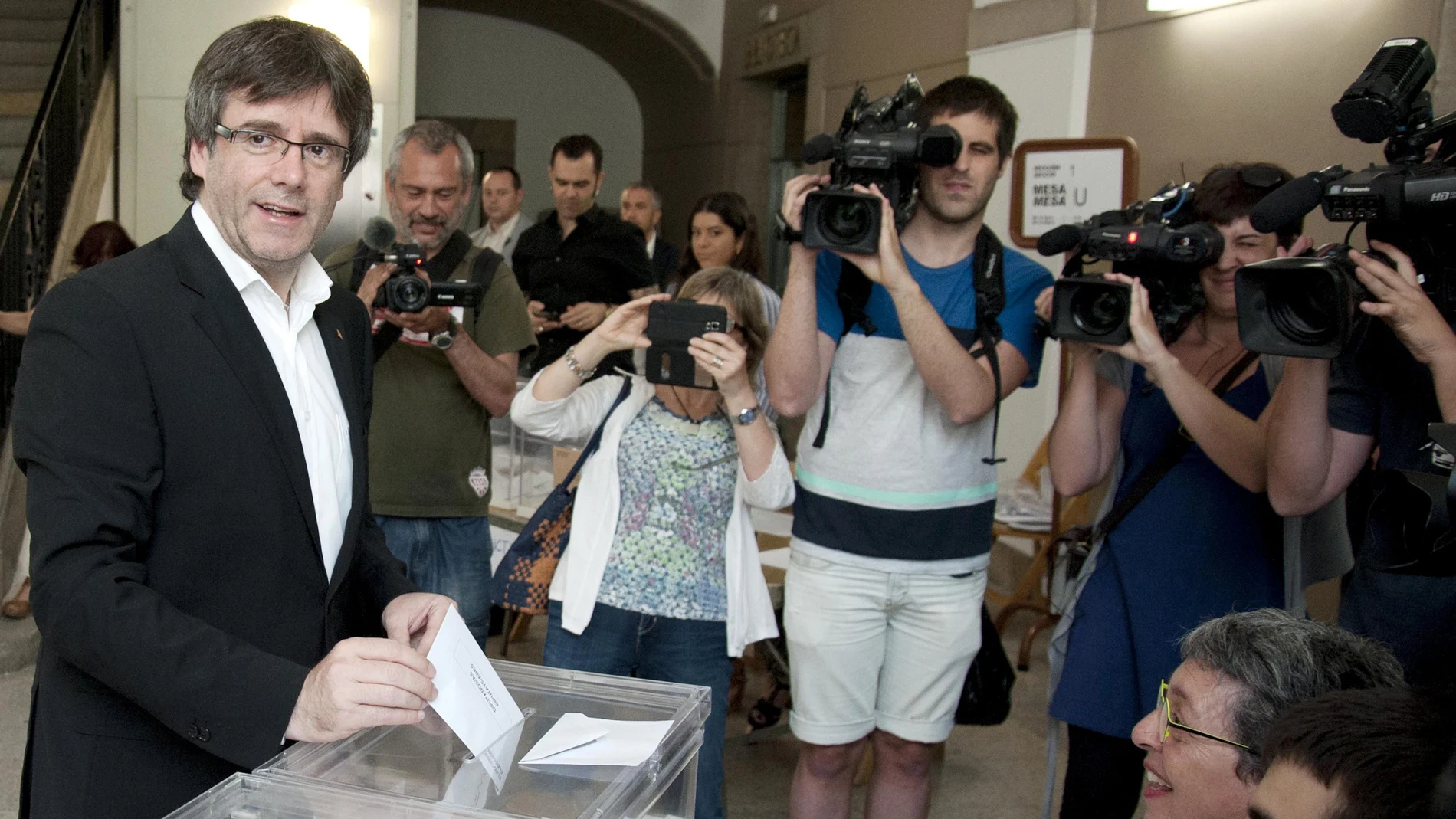Carles Puigdemont deposita su voto Carles Puigdemont deposita su voto