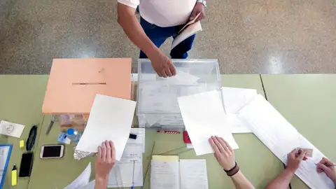 Un ciudadano deposita su voto Un ciudadano deposita su voto