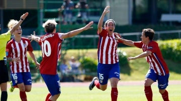 El Atlético Féminas celebra un gol en la final ante el Barcelona