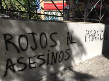 Pintada en la sede del PCM donde se lee 'Rojos asesinos al paredón' Pintada en la sede del PCM donde se lee 'Rojos asesinos al paredón'