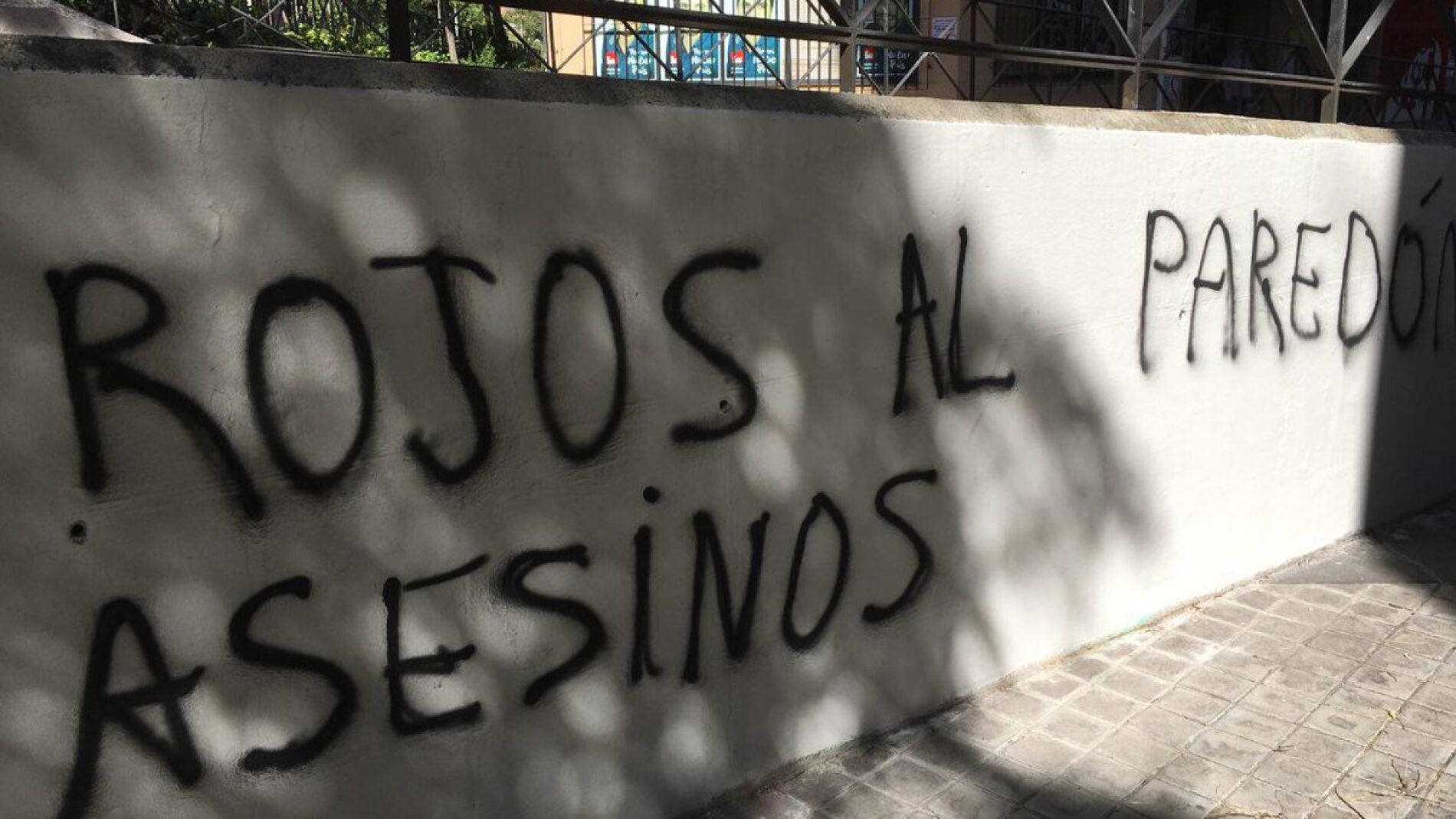Pintada en la sede del PCM donde se lee 'Rojos asesinos al pared&oacute;n'