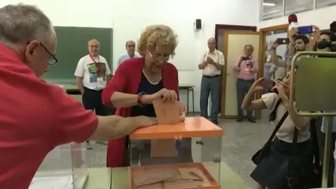 Frame 12.244518 de: Carmena expresa su deseo de que vote "mucha gente" y haya gobierno "pronto" Frame 12.244518 de: Carmena expresa su deseo de que vote "mucha gente" y haya gobierno "pronto"